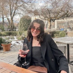 Meet your Posher, Caitlin